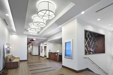 هتل Hampton Inn By Hilton Halifax Downtown