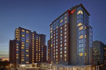 هتل Hampton Inn By Hilton Halifax Downtown