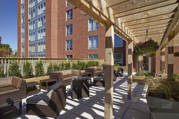 هتل Hampton Inn By Hilton Halifax Downtown