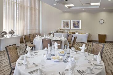 هتل Hampton Inn By Hilton Halifax Downtown