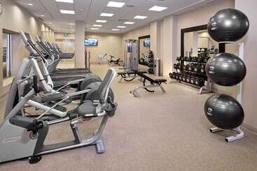 هتل Hampton Inn By Hilton Halifax Downtown