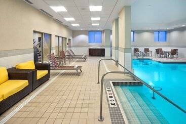 هتل Hampton Inn By Hilton Halifax Downtown