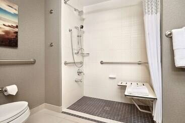 هتل Hampton Inn By Hilton Halifax Downtown