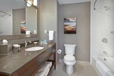 هتل Hampton Inn By Hilton Halifax Downtown