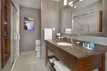 هتل Hampton Inn By Hilton Halifax Downtown