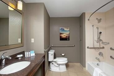 هتل Hampton Inn By Hilton Halifax Downtown
