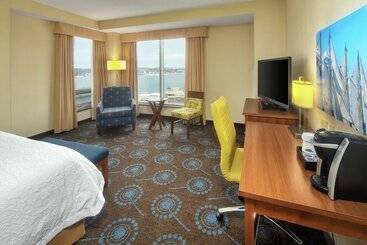هتل Hampton Inn By Hilton Halifax Downtown