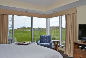 هتل Hampton Inn By Hilton Halifax Downtown