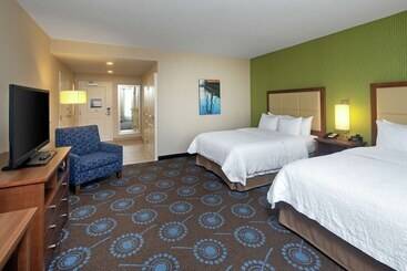 هتل Hampton Inn By Hilton Halifax Downtown