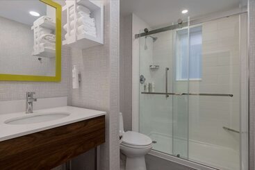 هتل Hampton Inn & Suites By Hilton Toronto Downtown