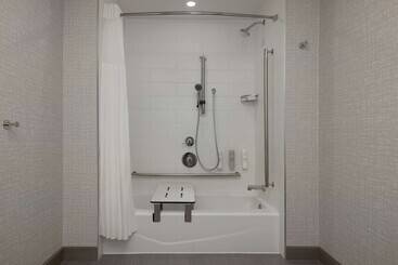 هتل Hampton Inn & Suites By Hilton Toronto Downtown