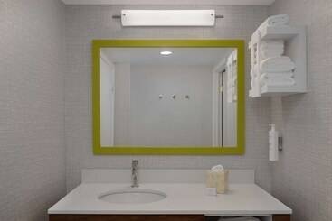 هتل Hampton Inn & Suites By Hilton Toronto Downtown