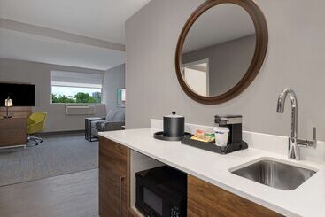 هتل Hampton Inn & Suites By Hilton Toronto Downtown