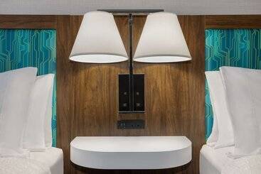 هتل Hampton Inn & Suites By Hilton Toronto Downtown