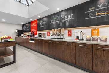 هتل Hampton Inn & Suites By Hilton Toronto Downtown