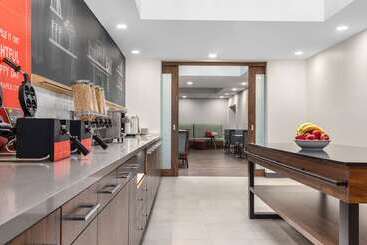 هتل Hampton Inn & Suites By Hilton Toronto Downtown