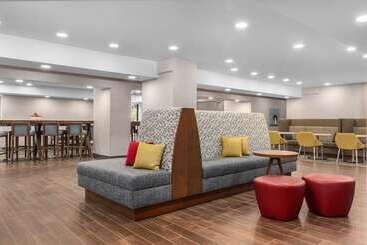 هتل Hampton Inn & Suites By Hilton Toronto Downtown
