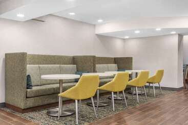 هتل Hampton Inn & Suites By Hilton Toronto Downtown