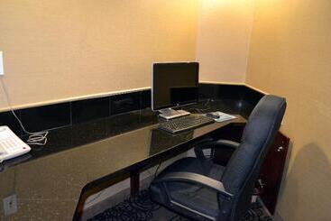 هتل Holiday Inn Express Red Deer, An Ihg