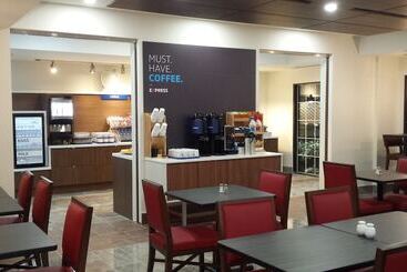 בית מלון כפרי Holiday Inn Express & Suites Mississauga Toronto Southwest, An Ihg