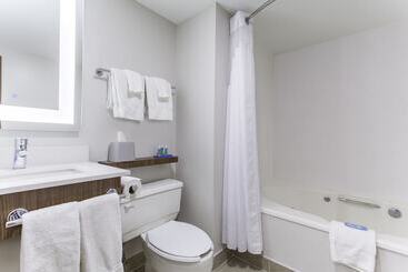 בית מלון כפרי Holiday Inn Express & Suites Mississauga Toronto Southwest, An Ihg