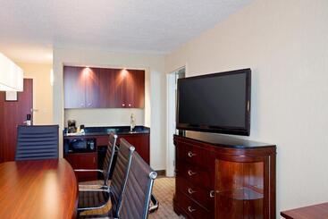 هتل Holiday Inn & Suites Winnipeg Downtown, An Ihg