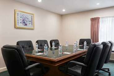 هتل Surestay Plus By Best Western Windsor