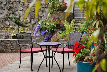 Huntingdon Hotel And Suites