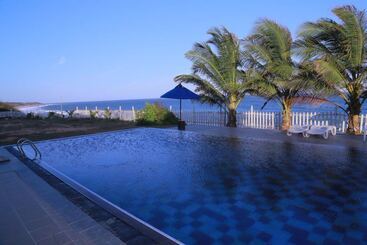 هتل Peacock Beach Resort & Spa