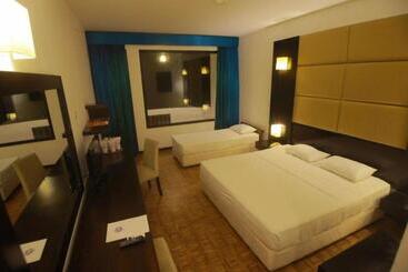 هتل Peacock Beach Resort & Spa