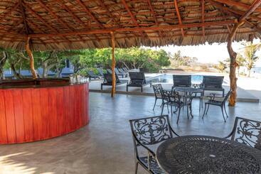 هتل Peacock Beach Resort & Spa