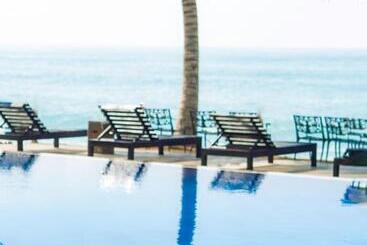 هتل Peacock Beach Resort & Spa