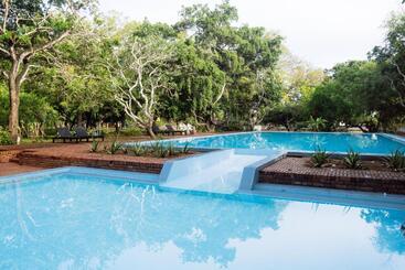 هتل Peacock Beach Resort & Spa