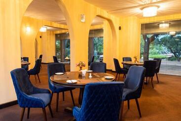 هتل Peacock Beach Resort & Spa