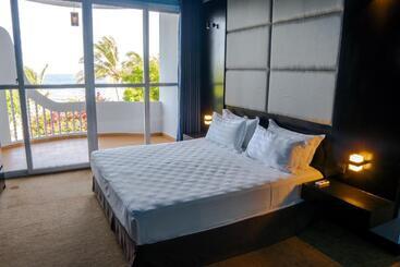 هتل Peacock Beach Resort & Spa
