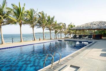 هتل Peacock Beach Resort & Spa