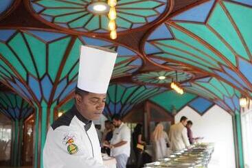 هتل Peacock Beach Resort & Spa