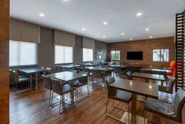 בית מלון כפרי Quality Inn Airport West