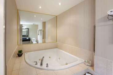 בית מלון כפרי Quality Inn Airport West