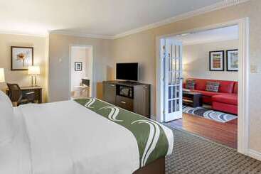 בית מלון כפרי Quality Inn Airport West