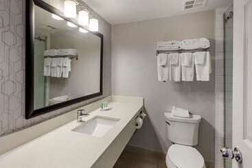 בית מלון כפרי Quality Inn Airport West