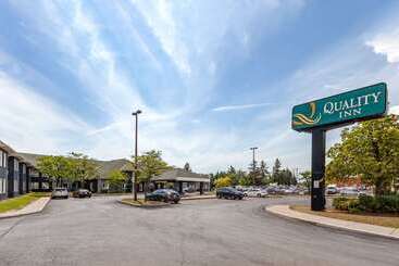בית מלון כפרי Quality Inn Airport West