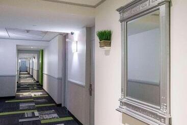 هتل Quality Inn And Suites Brossard