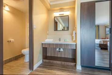 هتل Quality Inn & Suites