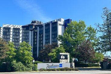 هتل Radisson Blu Vancouver Airport