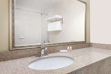 هتل Ramada By Wyndham London