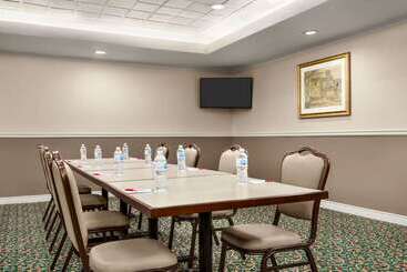 هتل Ramada By Wyndham Niagara Falls Near The Falls