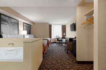 هتل Ramada By Wyndham Niagara Falls Near The Falls