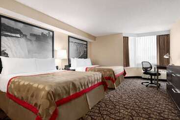 هتل Ramada By Wyndham Niagara Falls Near The Falls