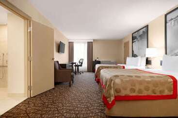 هتل Ramada By Wyndham Niagara Falls Near The Falls